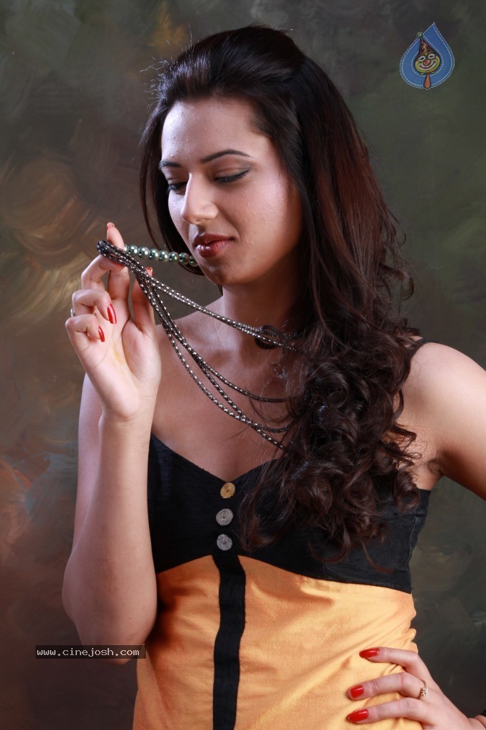 Isha Chawla Hot Photo Shoot - 18 / 89 photos