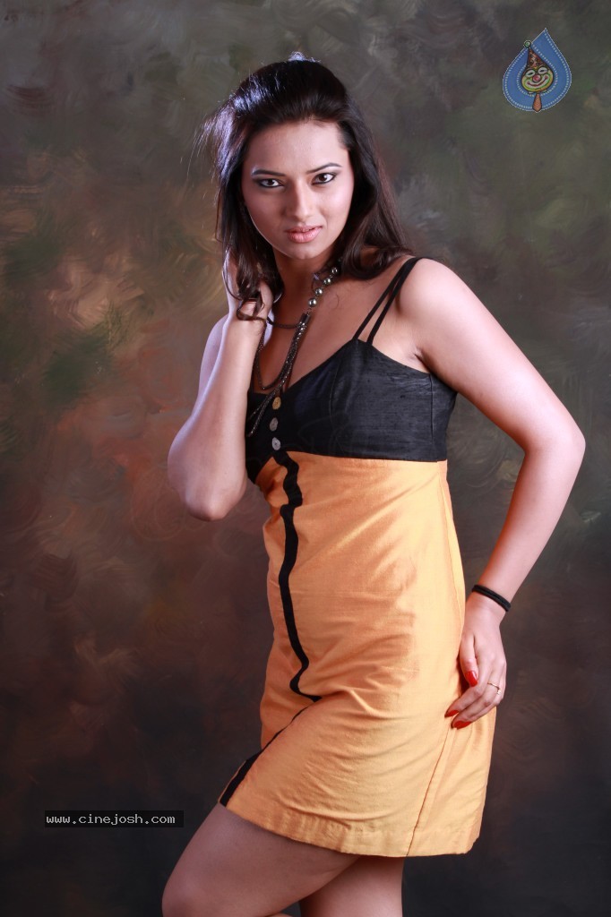 Isha Chawla Hot Photo Shoot - 19 / 89 photos