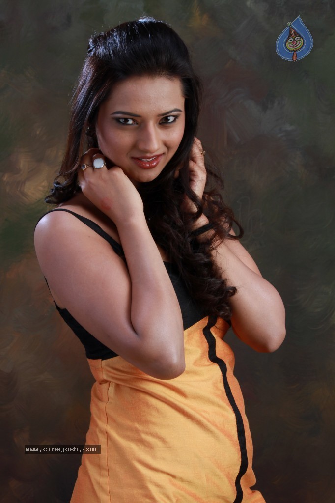 Isha Chawla Hot Photo Shoot - 20 / 89 photos