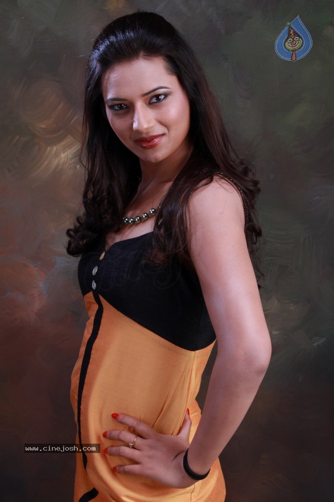 Isha Chawla Hot Photo Shoot - 29 / 89 photos