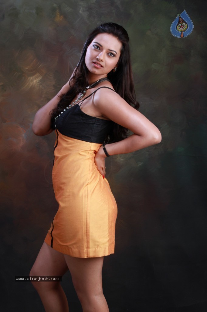 Isha Chawla Hot Photo Shoot - 30 / 89 photos