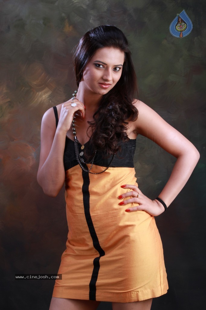 Isha Chawla Hot Photo Shoot - 42 / 89 photos