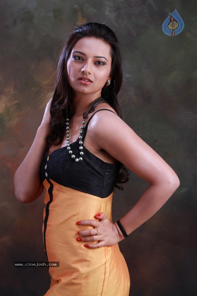 Isha Chawla Hot Photo Shoot - 45 / 89 photos