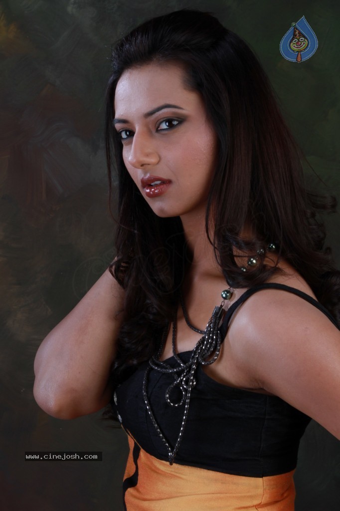 Isha Chawla Hot Photo Shoot - 64 / 89 photos