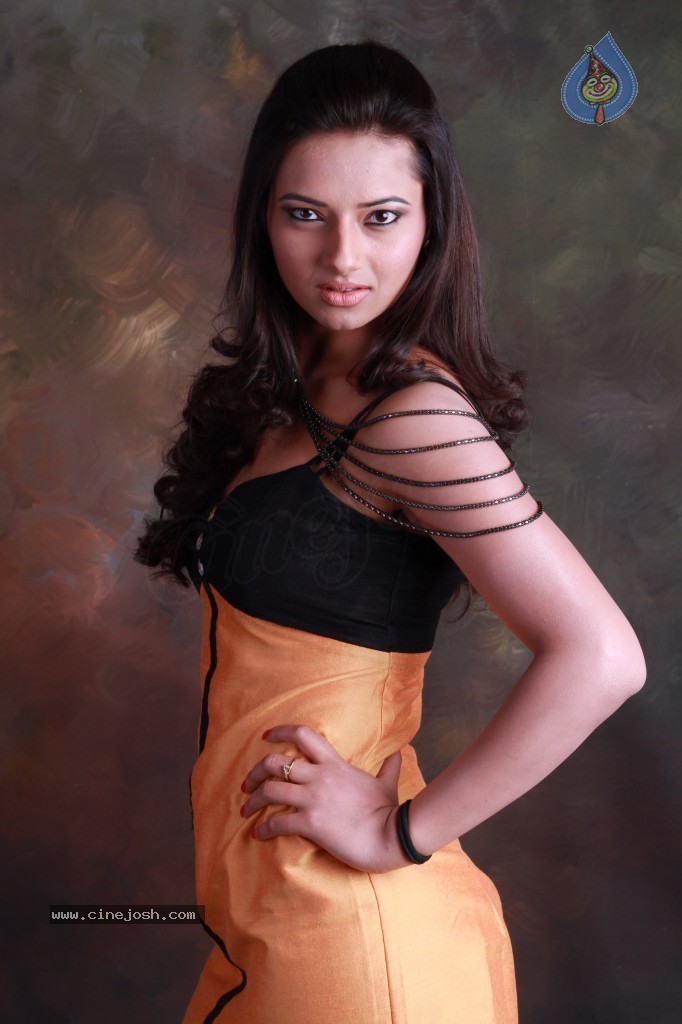 Isha Chawla Hot Photo Shoot - 74 / 89 photos