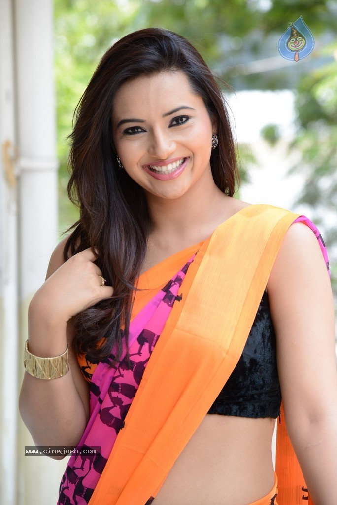 Isha Chawla Latest Hot Pics - 7 / 132 photos