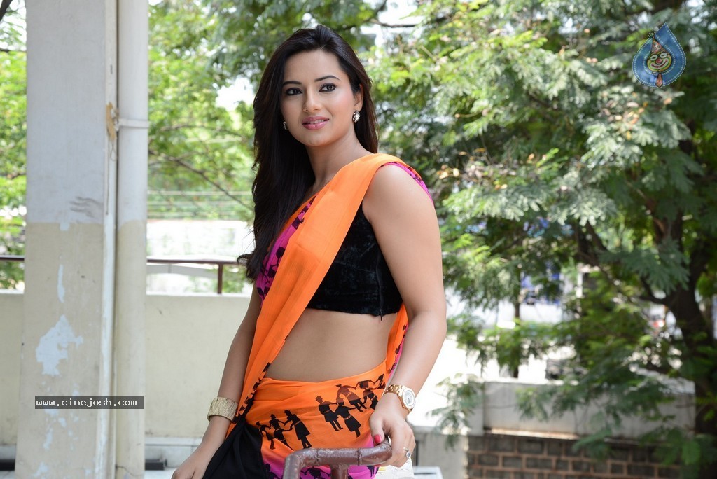 Isha Chawla Latest Hot Pics - 32 / 132 photos