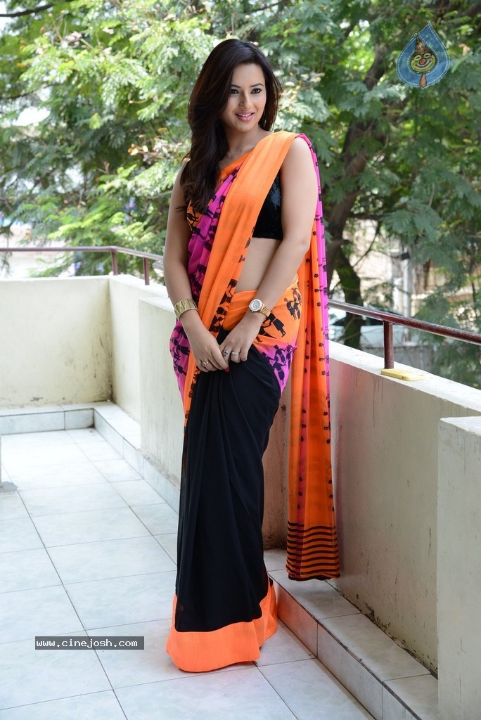 Isha Chawla Latest Hot Pics - 44 / 132 photos