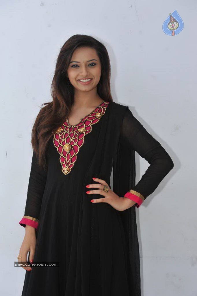 Isha Chawla Latest Stills - 5 / 66 photos