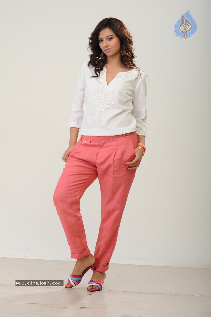 Isha Chawla New Gallery - 29 / 142 photos