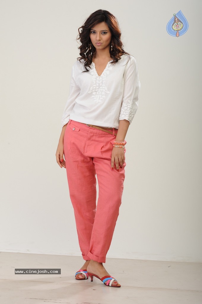 Isha Chawla New Gallery - 44 / 142 photos