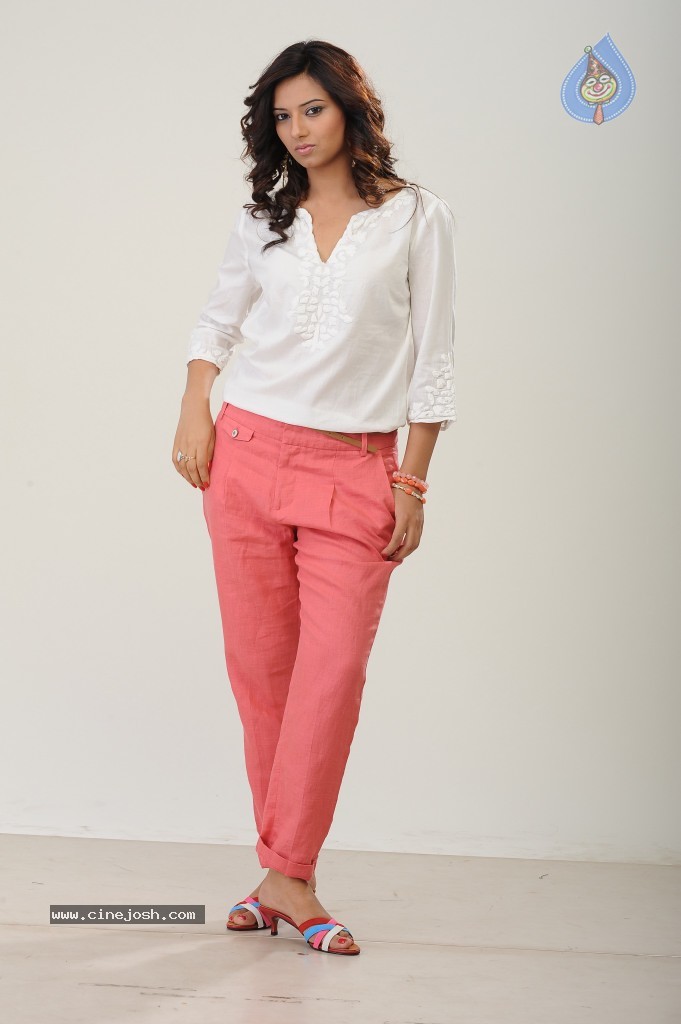 Isha Chawla New Gallery - 63 / 142 photos