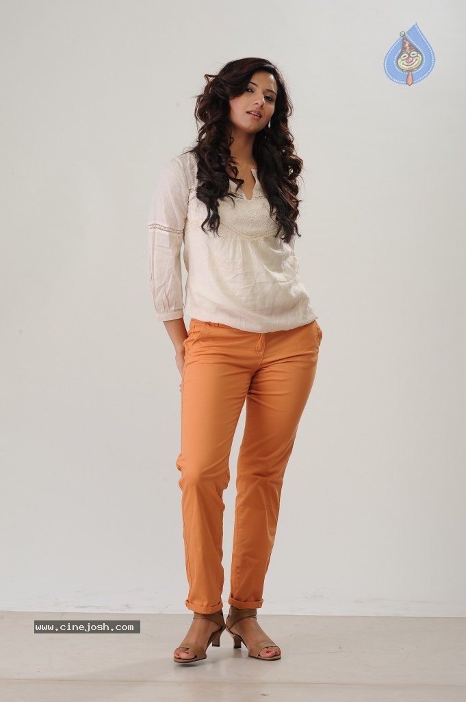 Isha Chawla New Gallery - 77 / 142 photos