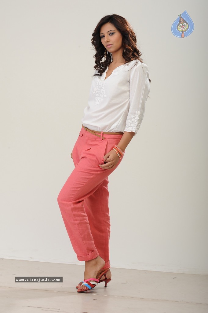 Isha Chawla New Gallery - 91 / 142 photos