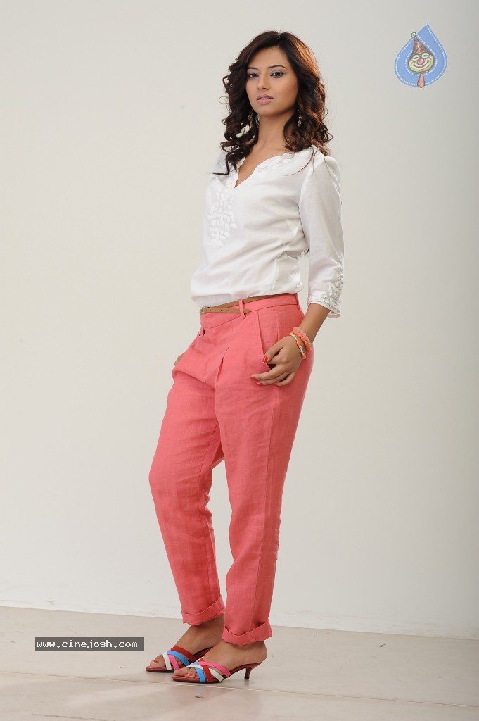 Isha Chawla New Gallery - 108 / 142 photos