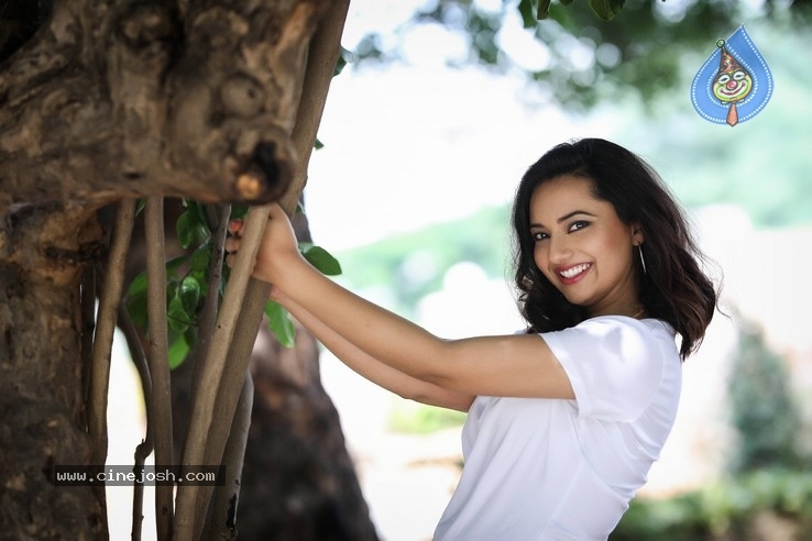 Isha Chawla New Photos - 5 / 13 photos