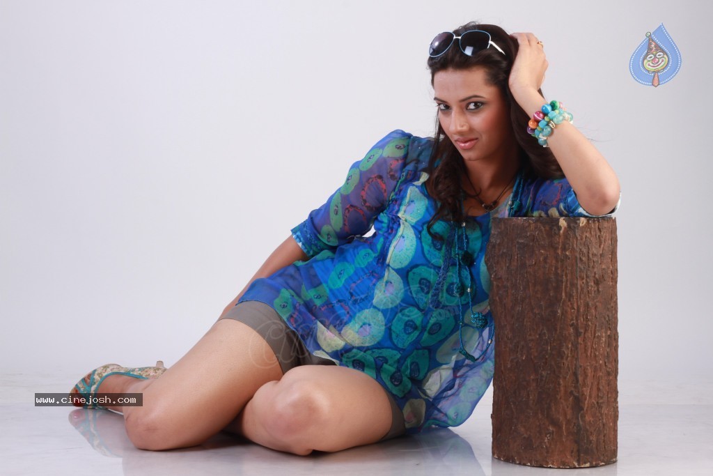 Isha Chawla New Photoshoot - 11 / 124 photos