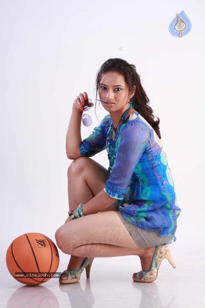 Isha Chawla New Photoshoot - 25 / 124 photos