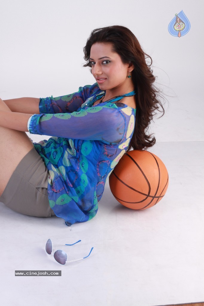 Isha Chawla New Photoshoot - 28 / 124 photos