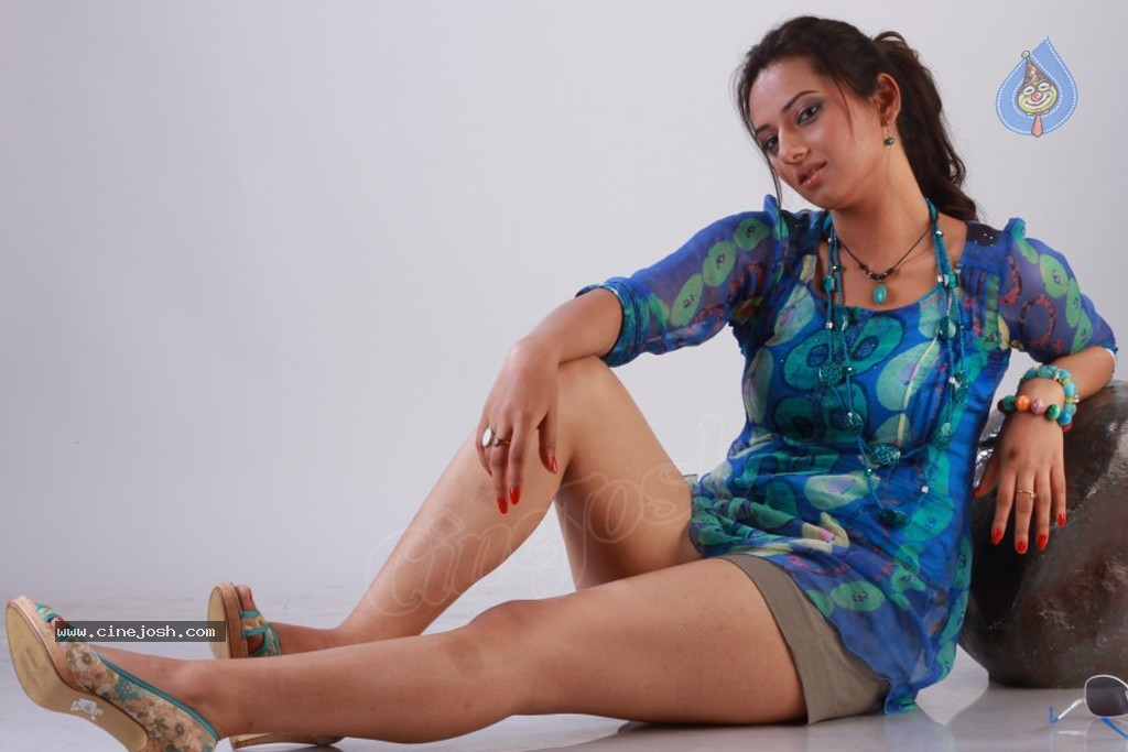 Isha Chawla New Photoshoot - 44 / 124 photos