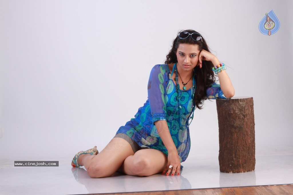 Isha Chawla New Photoshoot - 47 / 124 photos
