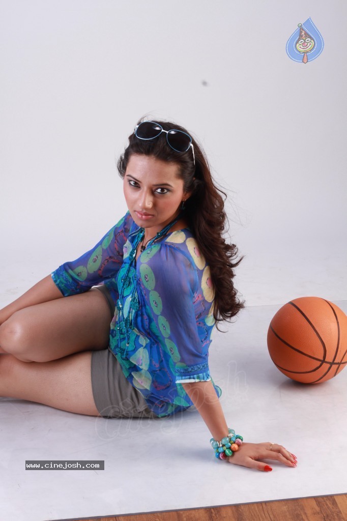 Isha Chawla New Photoshoot - 73 / 124 photos