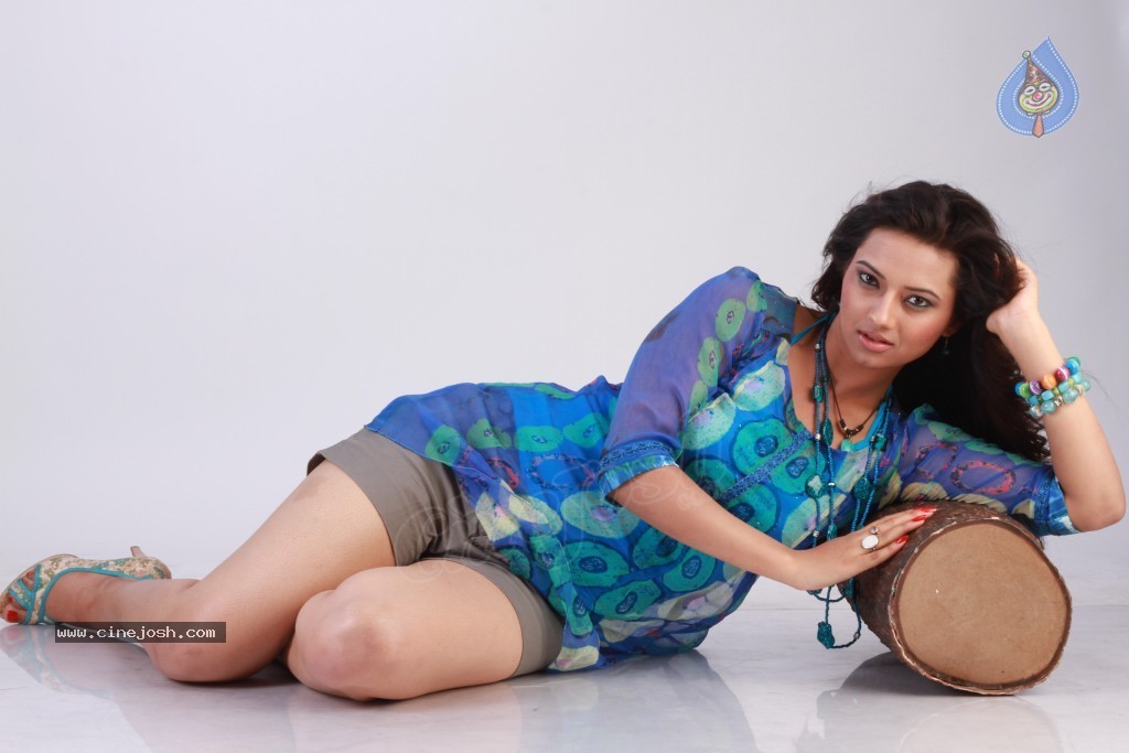 Isha Chawla New Photoshoot - 94 / 124 photos