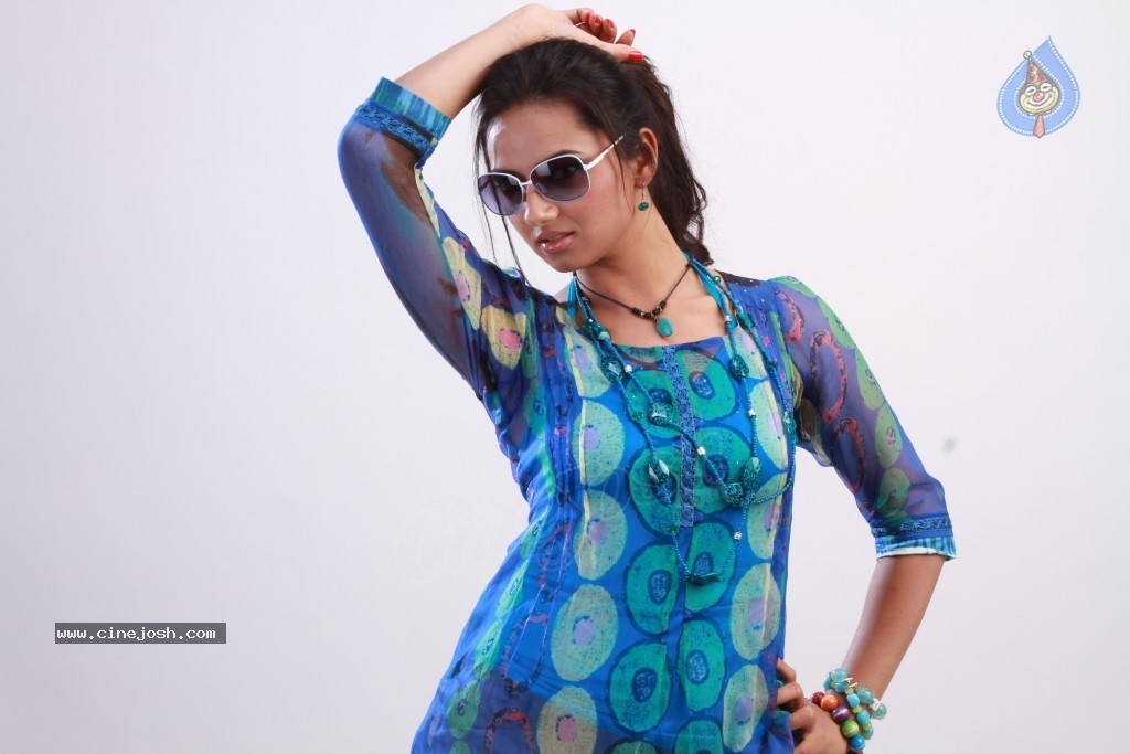 Isha Chawla New Photoshoot - 99 / 124 photos