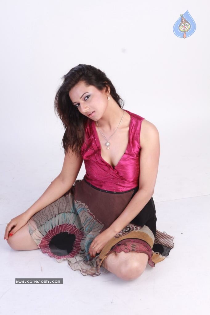 Isha Chawla New Photoshoot - 22 / 67 photos