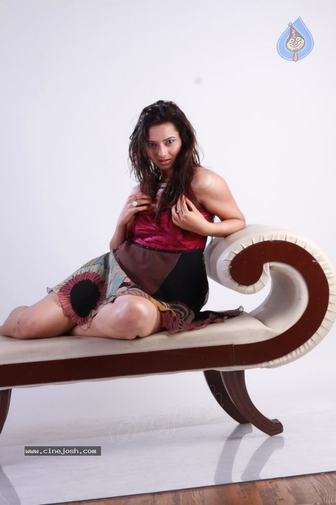 Isha Chawla New Photoshoot - 43 / 67 photos