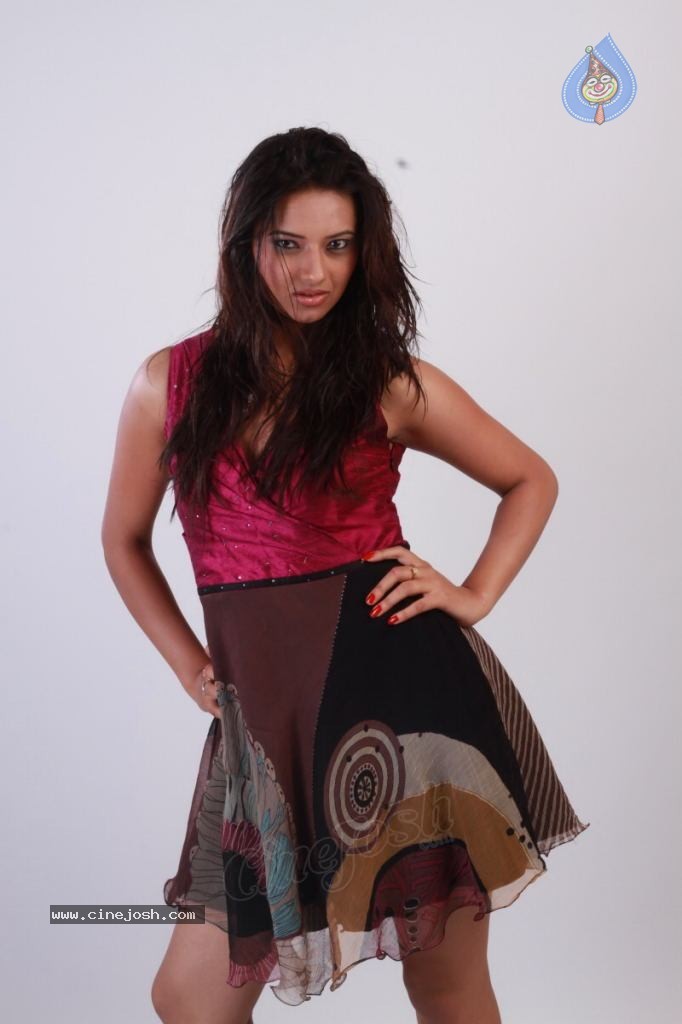 Isha Chawla New Photoshoot - 59 / 67 photos