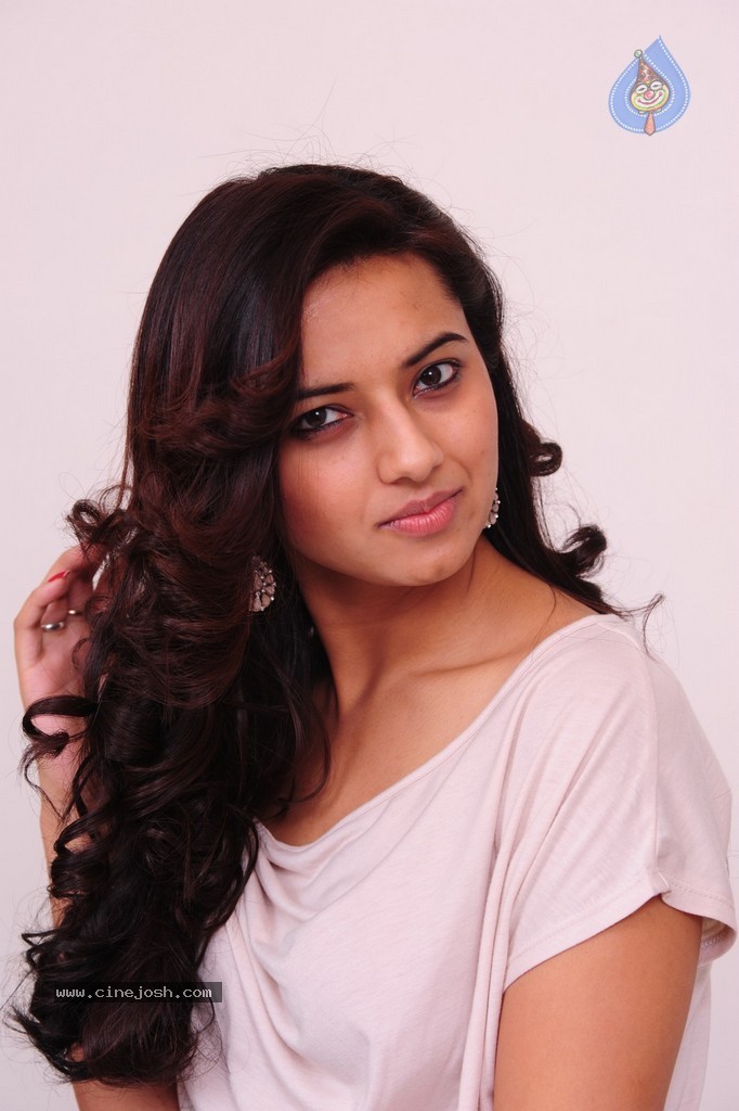 Isha Chawla New Pics - 8 / 87 photos