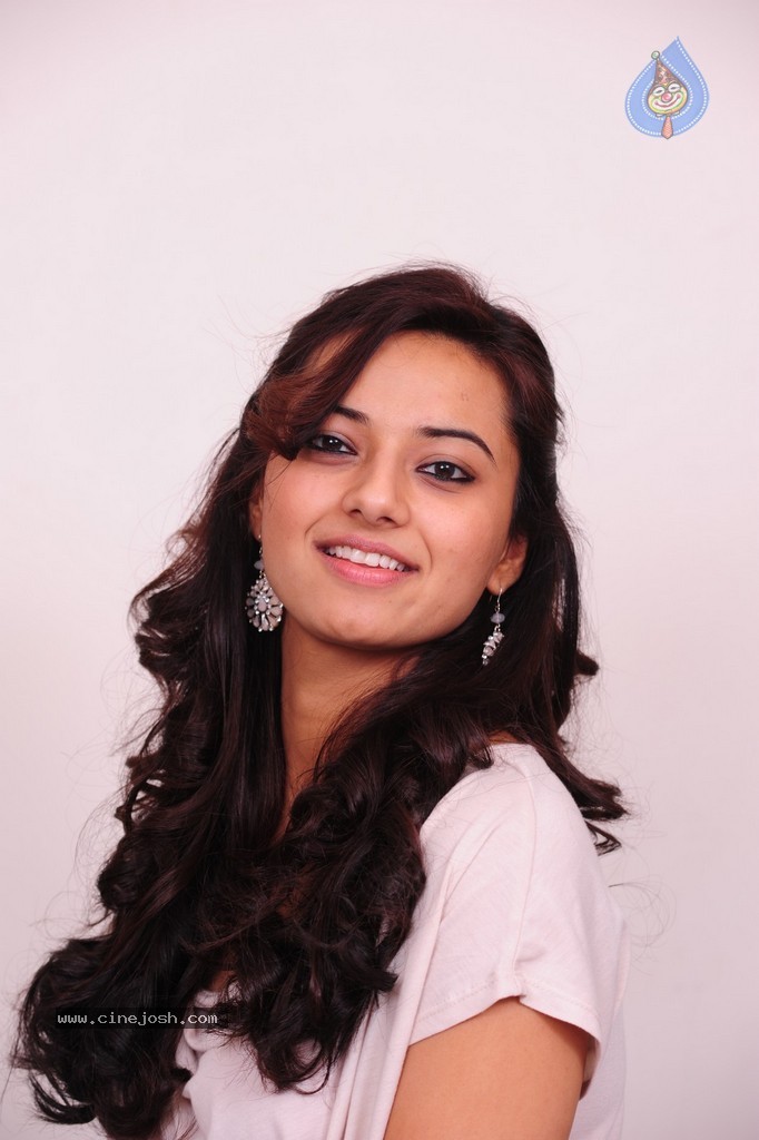 Isha Chawla New Pics - 11 / 87 photos