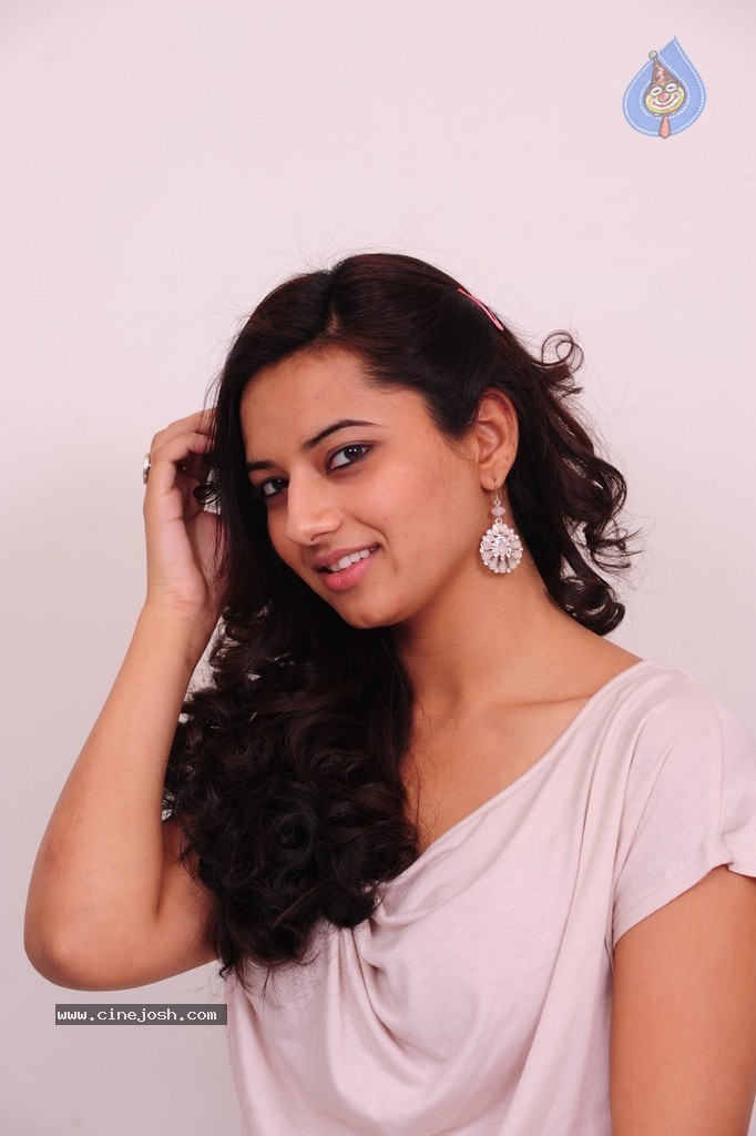 Isha Chawla New Pics - 14 / 87 photos