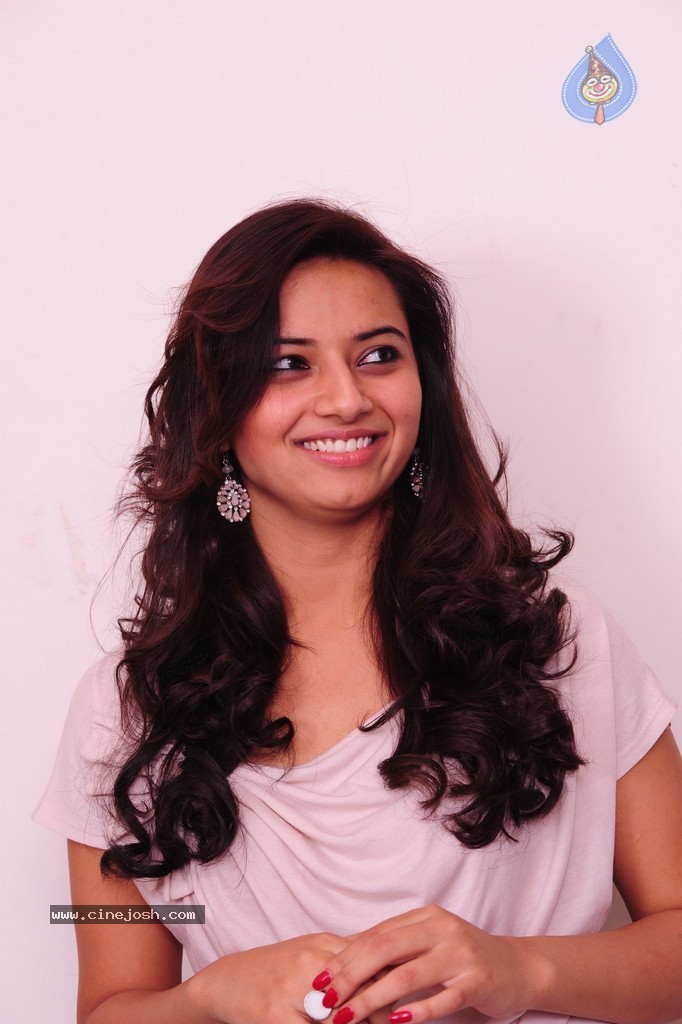 Isha Chawla New Pics - 22 / 87 photos