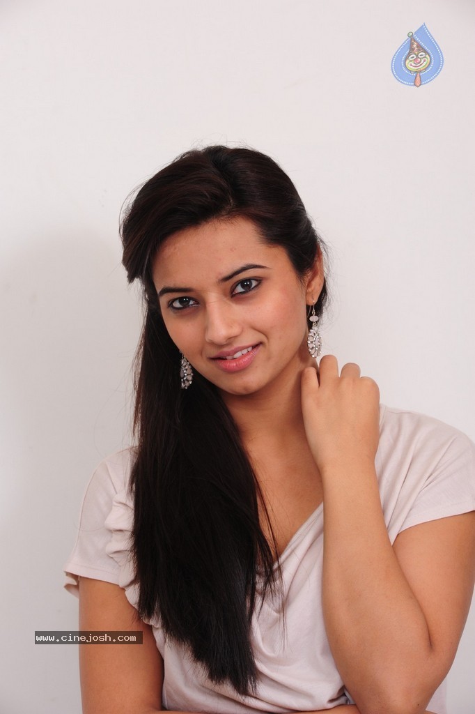 Isha Chawla New Pics - 24 / 87 photos