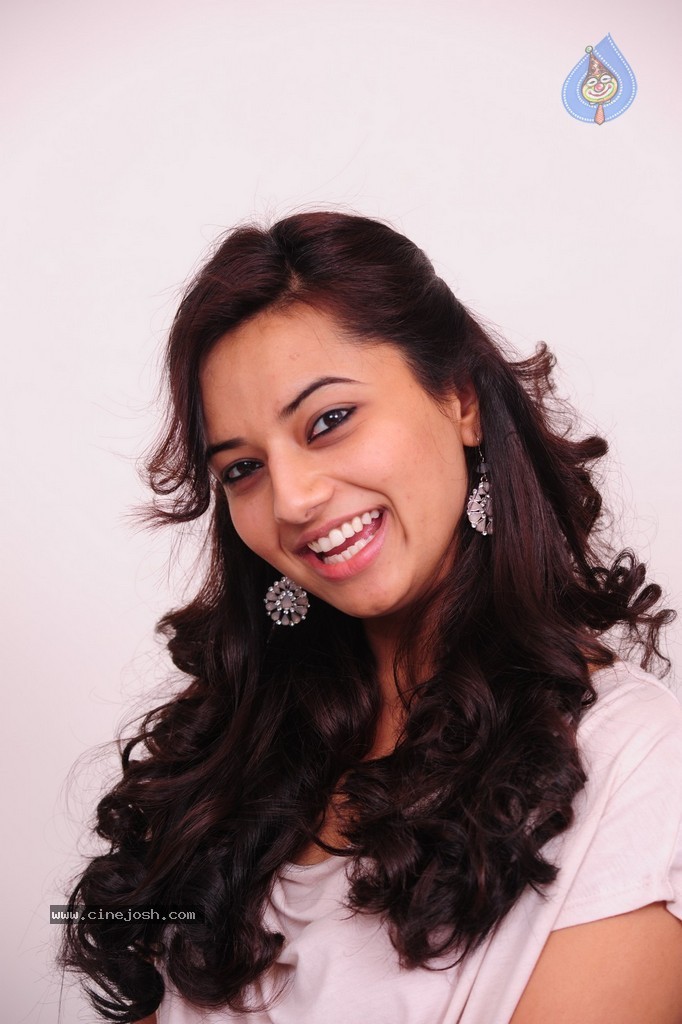 Isha Chawla New Pics - 25 / 87 photos