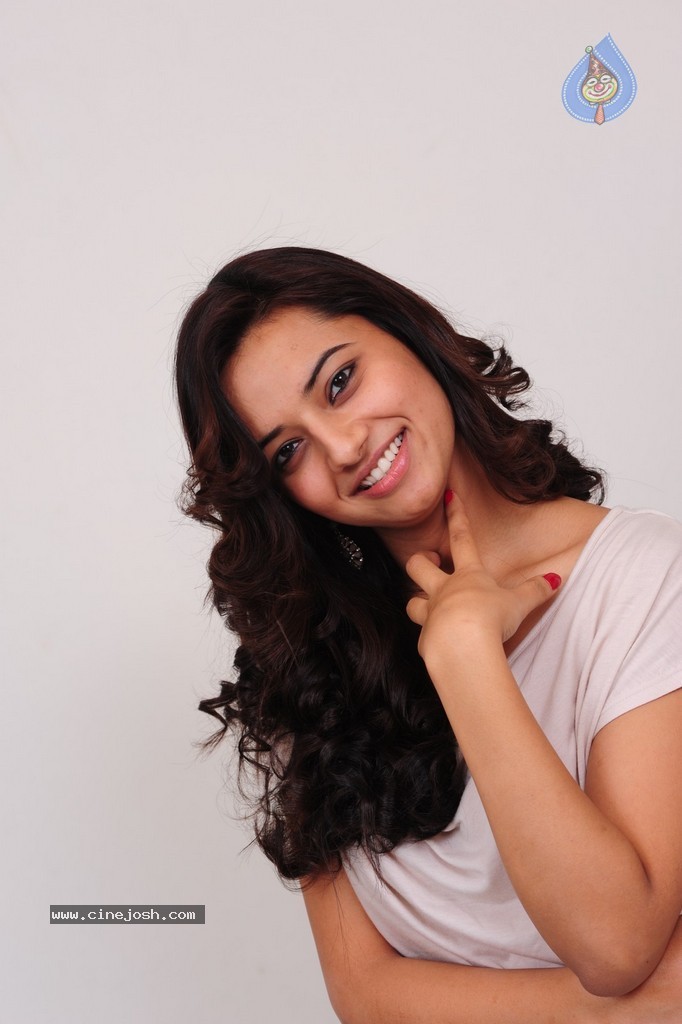 Isha Chawla New Pics - 26 / 87 photos