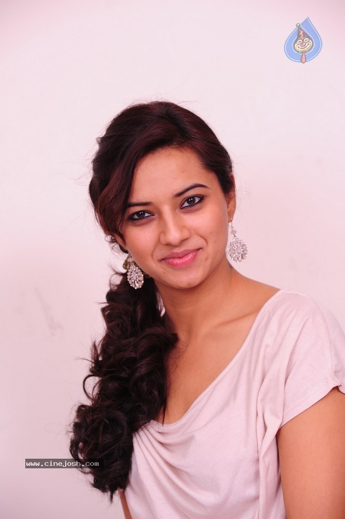 Isha Chawla New Pics - 28 / 87 photos