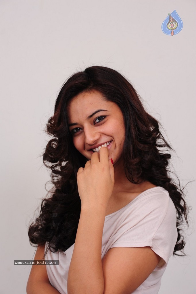 Isha Chawla New Pics - 32 / 87 photos