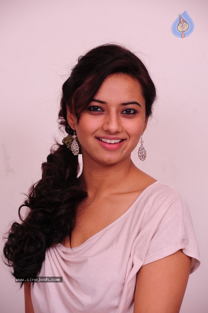 Isha Chawla New Pics - 33 / 87 photos