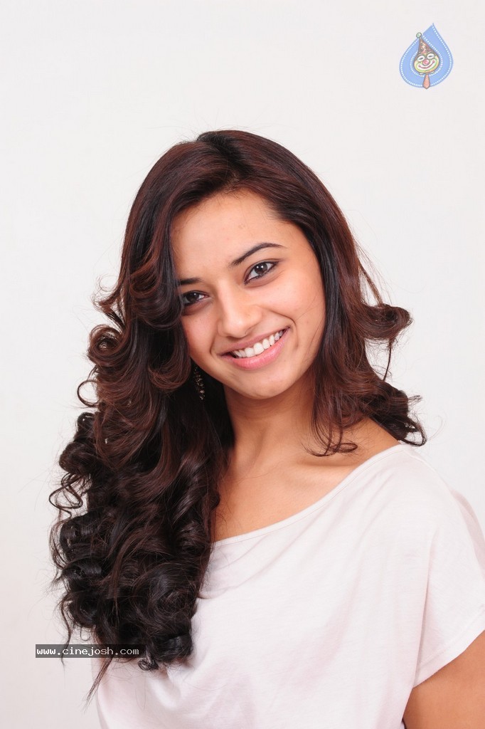 Isha Chawla New Pics - 34 / 87 photos
