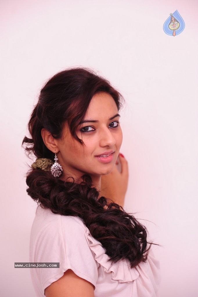 Isha Chawla New Pics - 36 / 87 photos