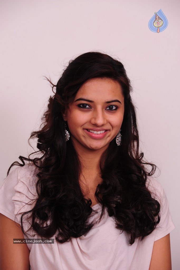 Isha Chawla New Pics - 37 / 87 photos