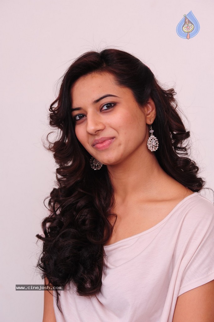 Isha Chawla New Pics - 38 / 87 photos