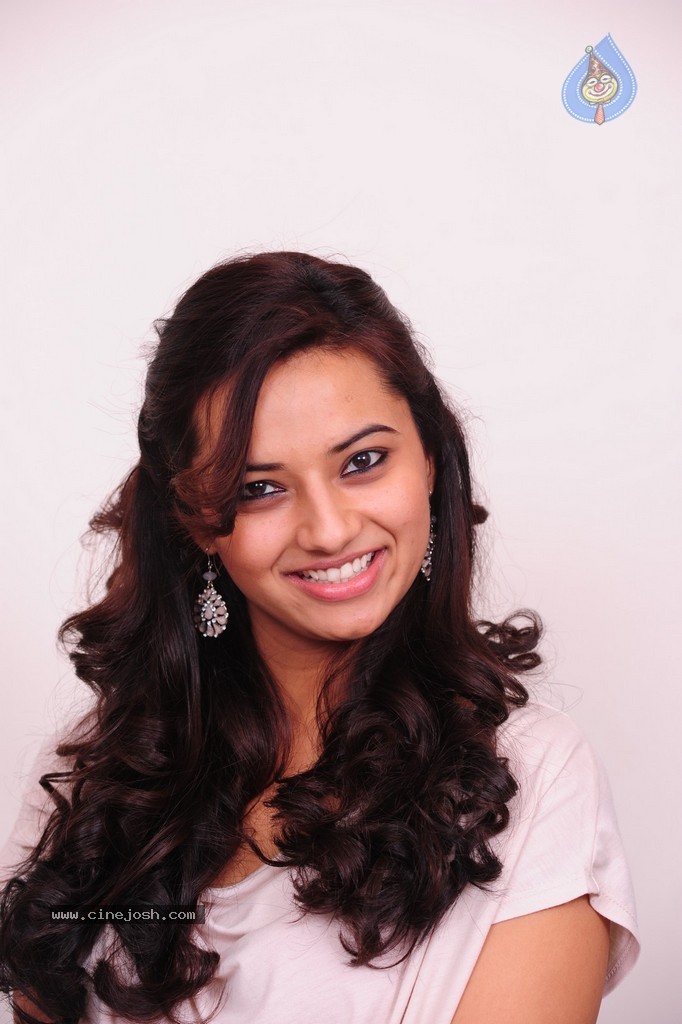 Isha Chawla New Pics - 39 / 87 photos