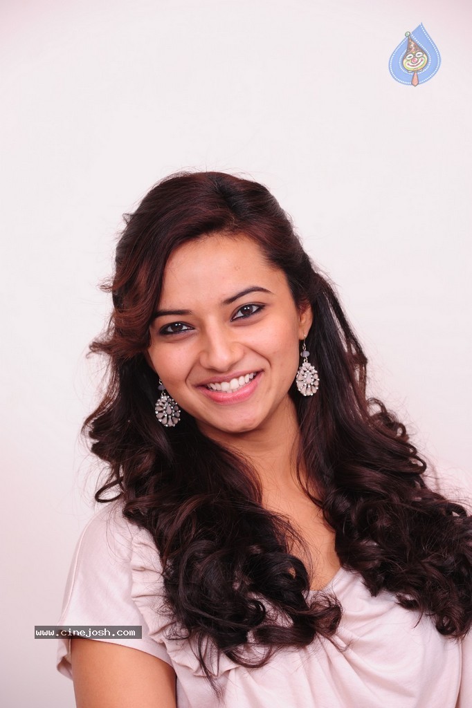 Isha Chawla New Pics - 42 / 87 photos