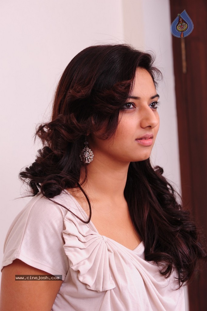 Isha Chawla New Pics - 45 / 87 photos