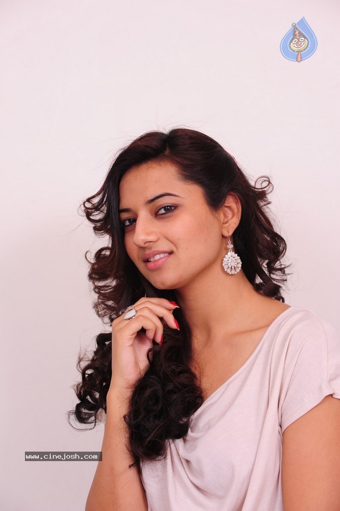 Isha Chawla New Pics - 46 / 87 photos