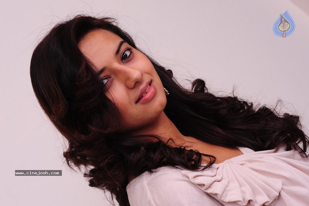 Isha Chawla New Pics - 48 / 87 photos